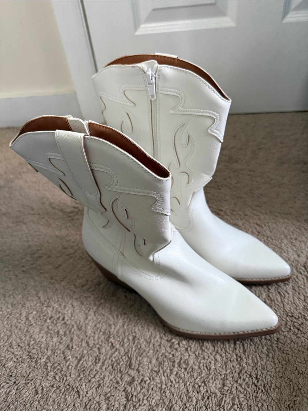 White Western Cowboy Boots for Women - Wild Fable brand Almond Toe sz 9